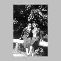 014-0024 Juli 1942 - Gretel und Erna Kuckuck auf der Bruecke vom Gutshof nach Krugdorf.jpg